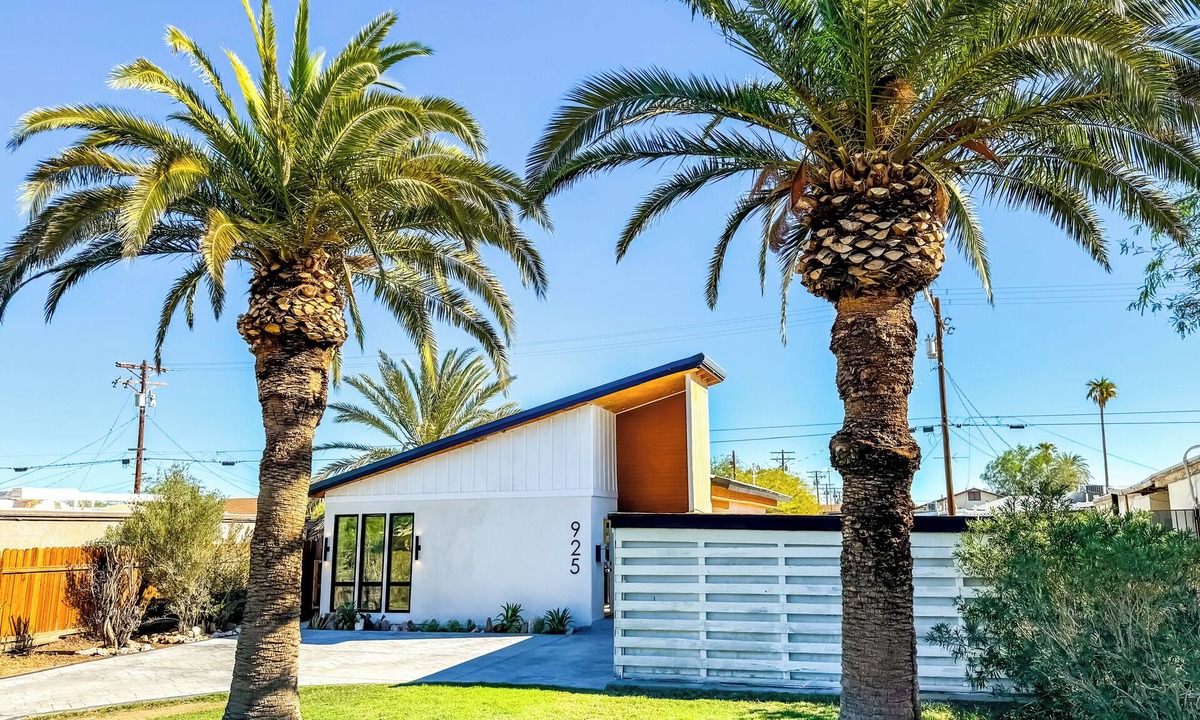 El Centro House | HotTub 3br2ba FencedBackyard Kingbirds poolTable 1.2GbpsWifi