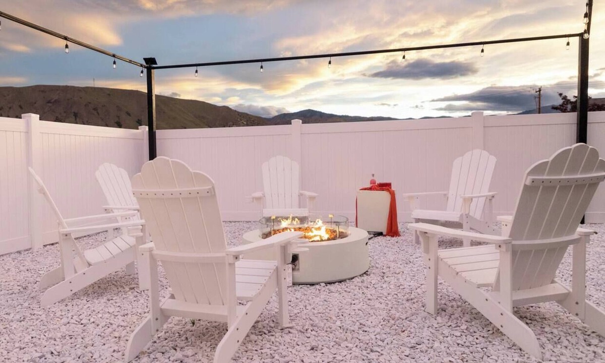 East Wenatchee House | HotTub|Fire Pit|Outdoor Dining|EV Charger