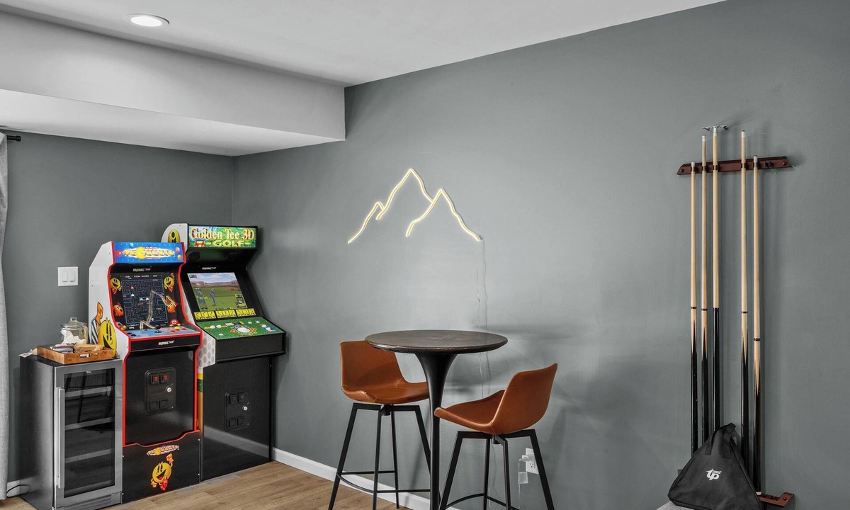 Blakeslee House | HotTub,FirePit,GameRoom,10Mins2JackFrostBigBoulder