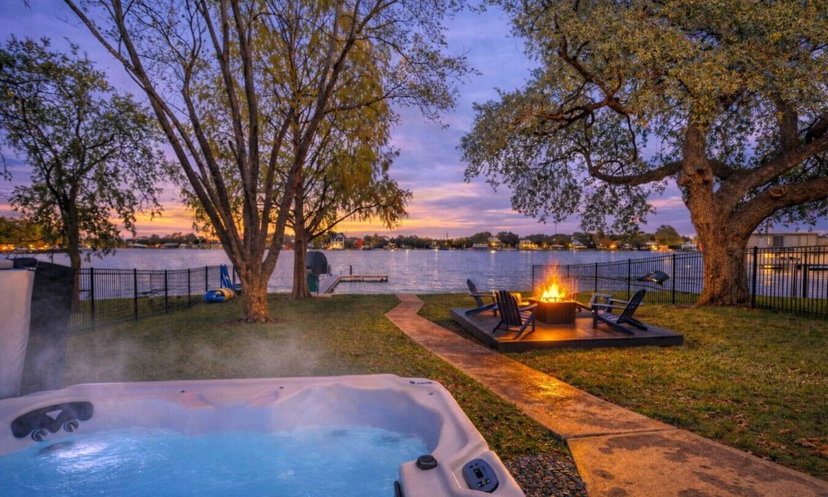 Granite Shoals House | Hottub/Firepit/Lakefront/Outdoor TV/Bunkbeds