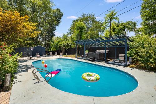 Hendersonville House | HotTub, FirePit, Pets, Pool Table, Outdoor Dining