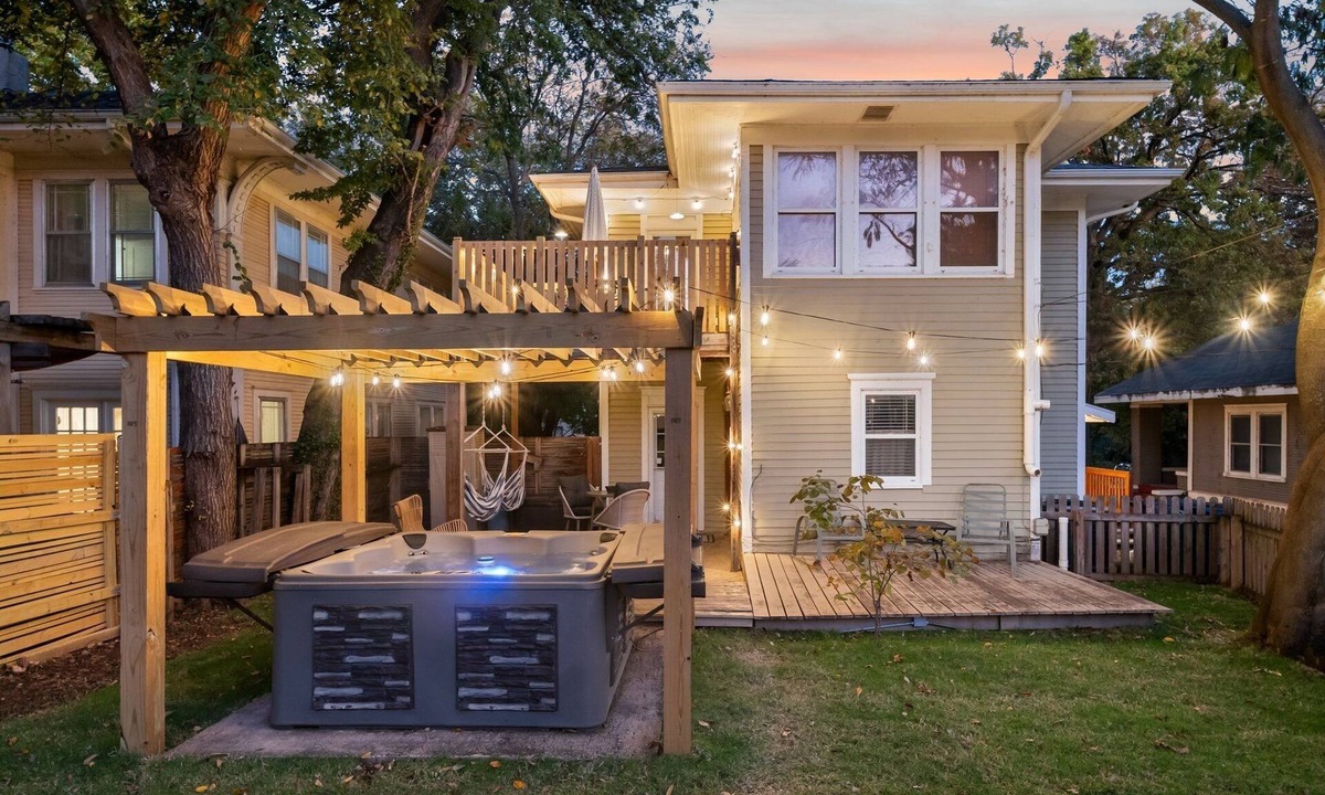 Downtown Tulsa House | Hottub, Pool Table, Bball, pets, Firepit, Sleeps 8