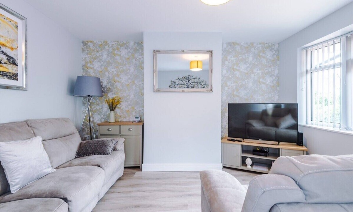 Bromley Cross House | Hough House - 4 bedrooms & spacious