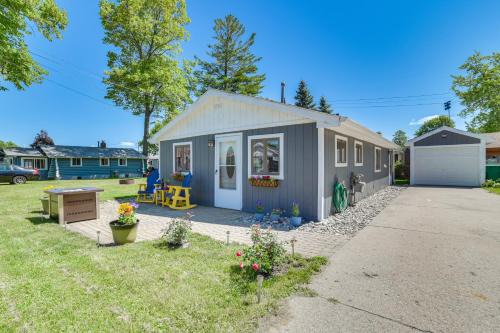 Houghton Lake House | Houghton Lake Cottage w/Patio: Walk to Waterfront