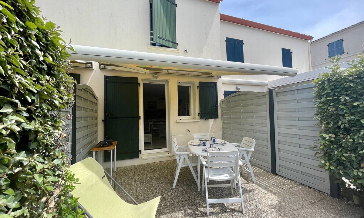 Bretignolles-sur-Mer House | House 150m from beach, 2 bedrooms, pool & WiFi, parking