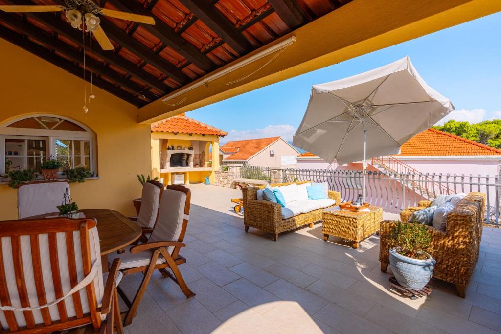 Lumbarda House | House 4 You