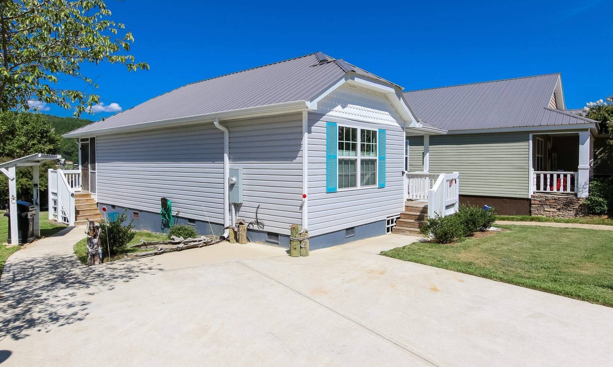 Leesburg House | House #48 Tranquility Base (No Pets)