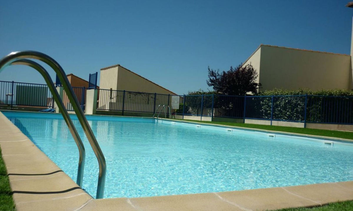 La Rogere Villa | house 5 pers 200m beach in res. with a pool