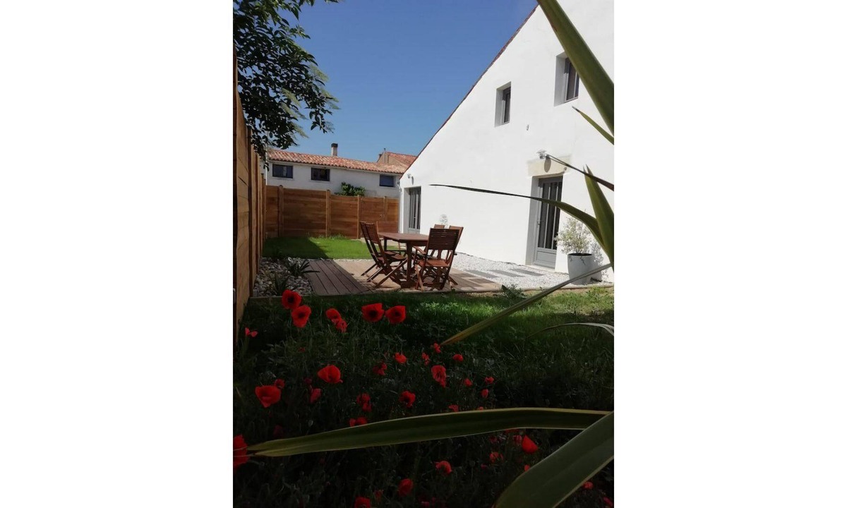 Le Gue-d'Allere House | House 8 persons with garden
