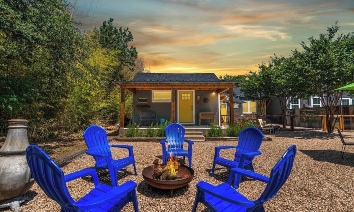 North Waco House | House and Bungalow with Sunny Courtyard