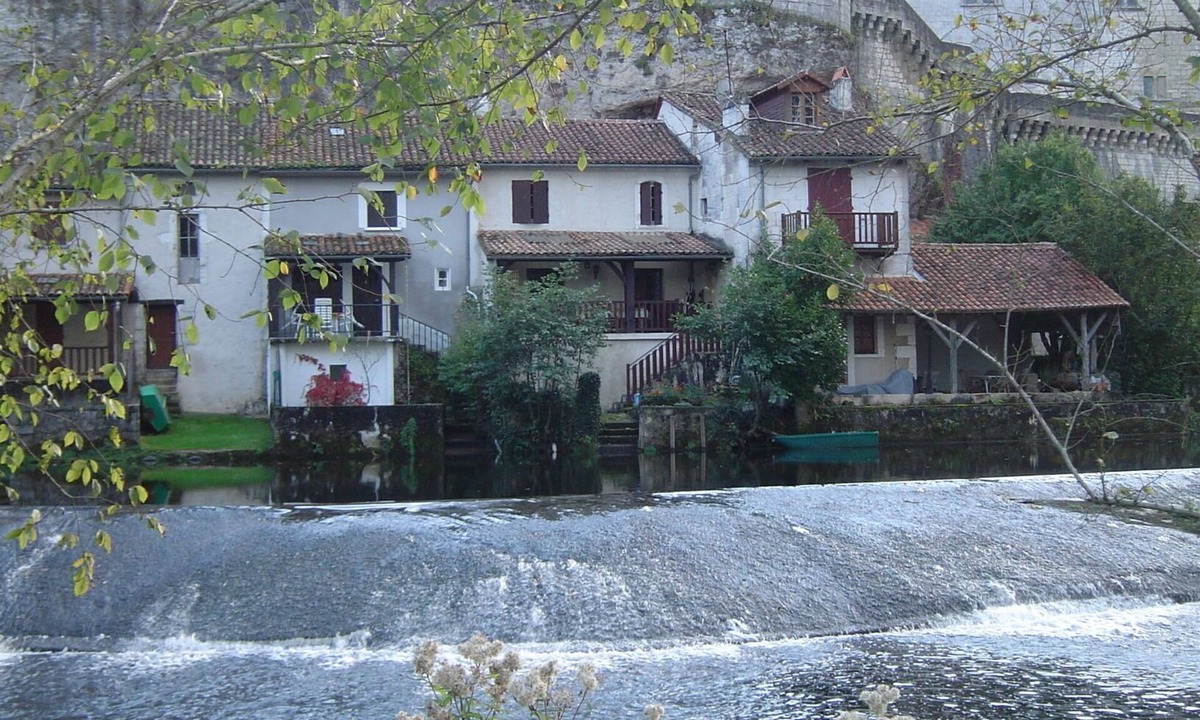 Bourdeilles House | HOUSE AT THE WATERFRONT