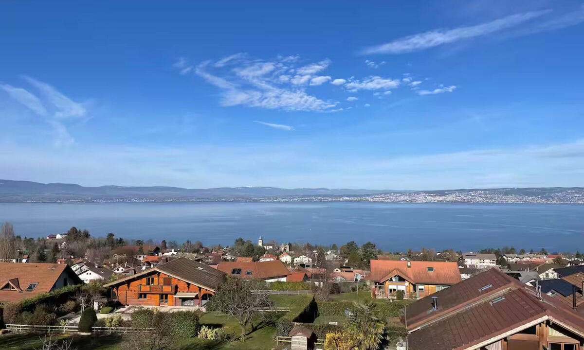 Neuvecelle House | House between lake and mountains
