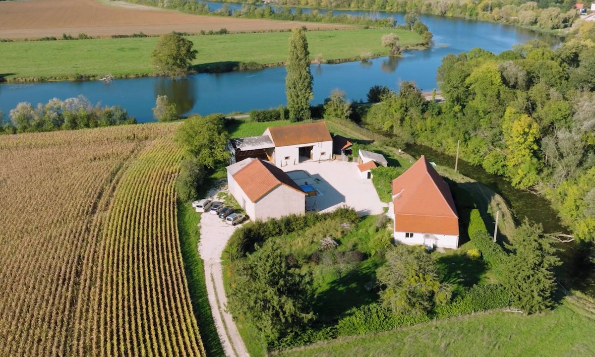 Pagny-le-Chateau House | House by the Saône River