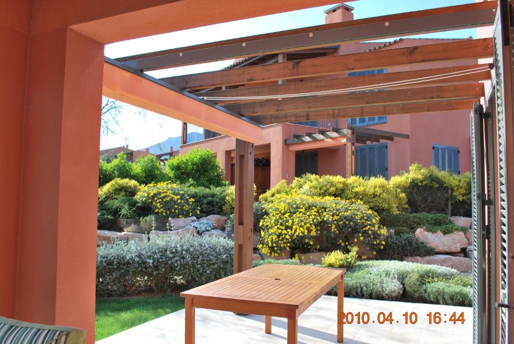 Bonmont Terres Noves House | house field golf near beaches
