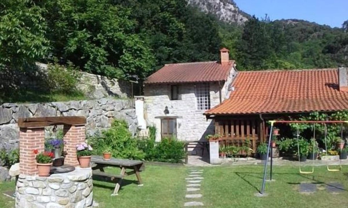 Penamellera Alta Cottage | House for 4 pax. Peaks of Europe. Garden, barbecue, parking, swings, free Wifi.