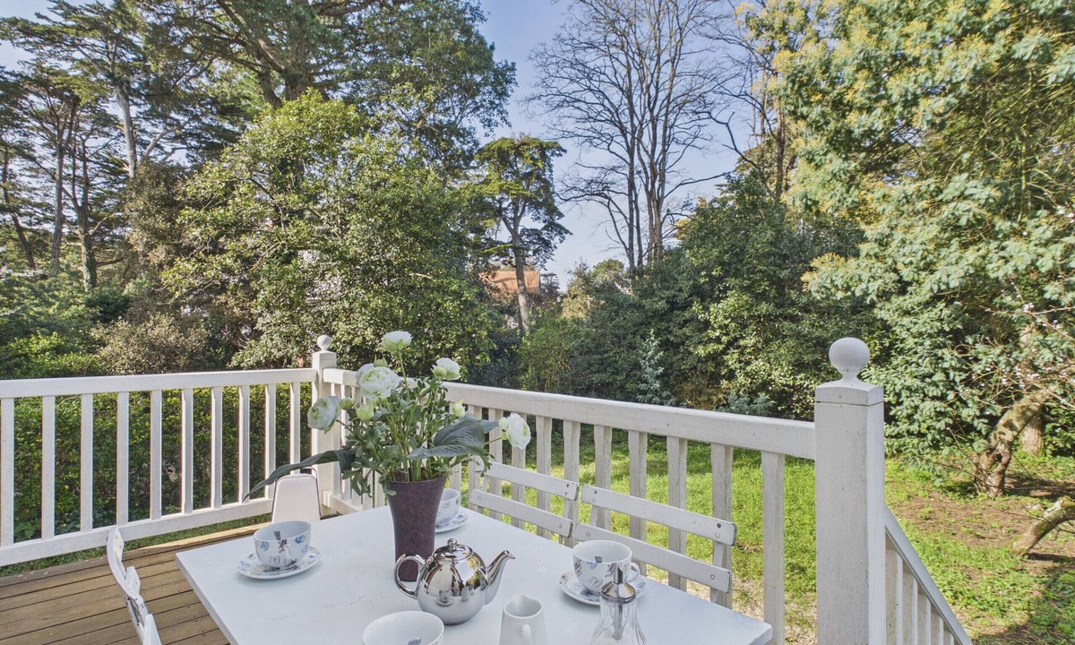 Noirmoutier-en-l'Ile House | House for 10 with garden, 300 m from the beach