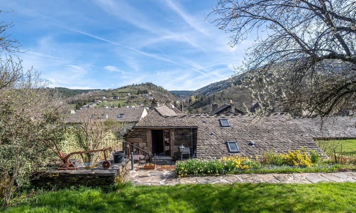 Bagnols-les-Bains House | House