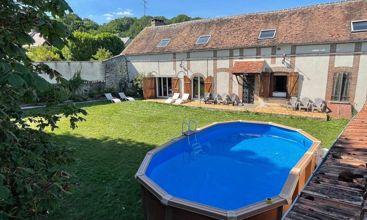 Louan-Villegruis-Fontaine House | House sleeps up to 28 pool in summer