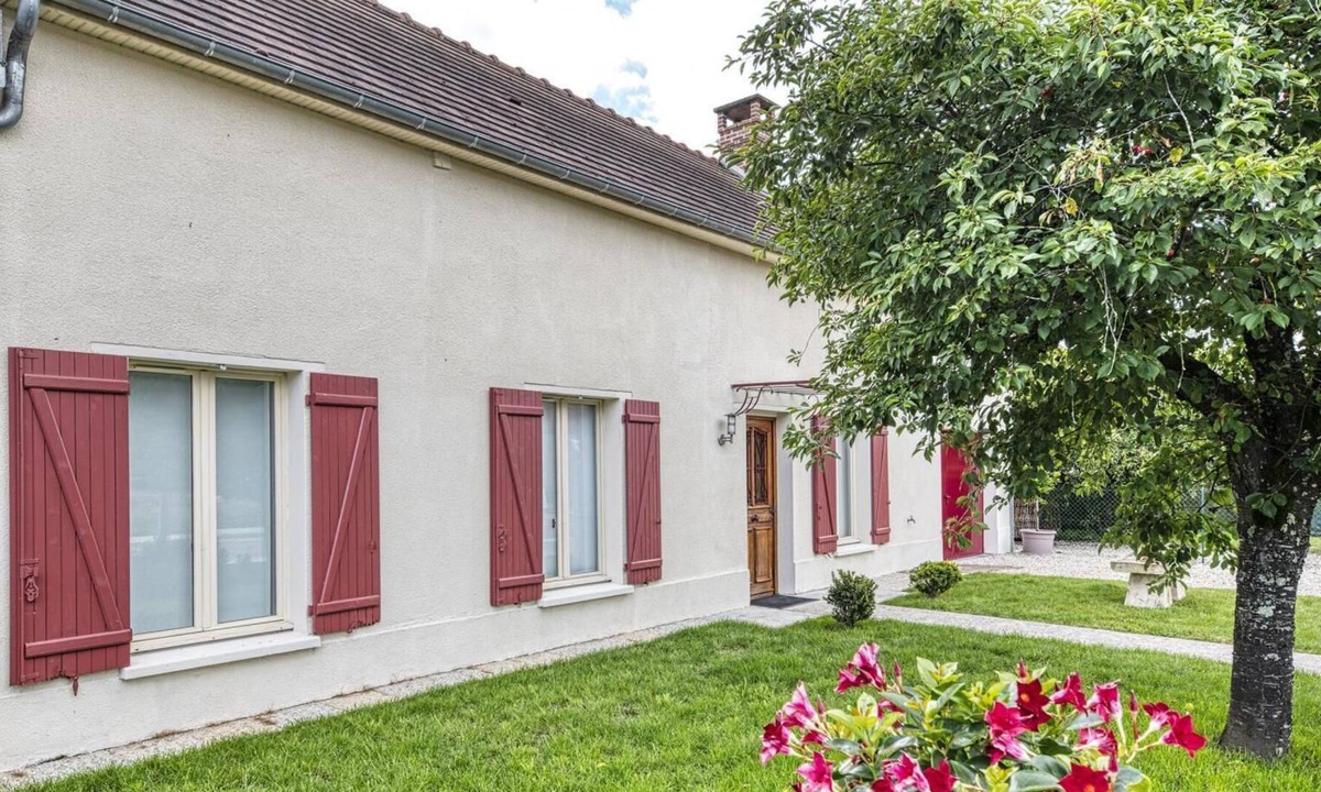 Mesnil-Saint-Pere House | House