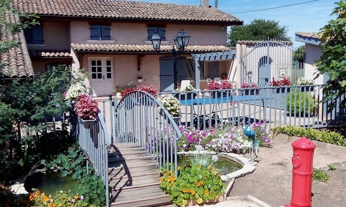 Saint-Georges-de-Reneins House | House at the foot of the Beaujolais with swimming pool ideal for families