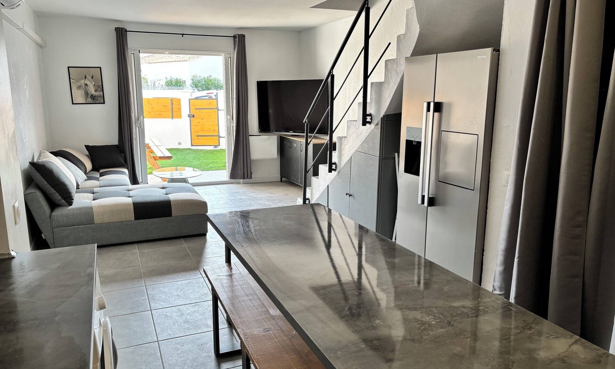 Saintes-Maries-de-la-Mer House | House with courtyard for 8 people