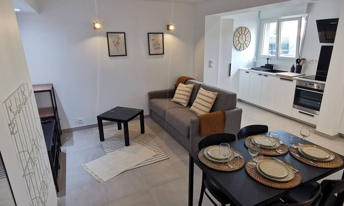 Sandillon Apartment | House