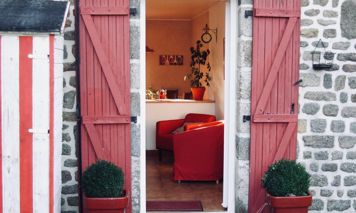 Saint-Laurent-de-Terregatte Apartment | House of Poppies