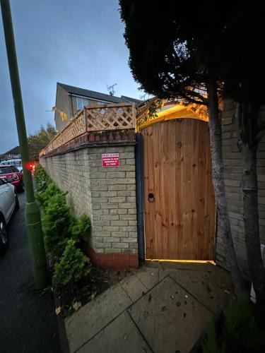 Leavesden House | House