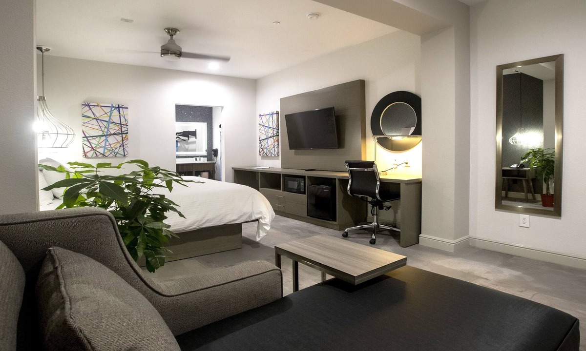 George Bush Park/Eldridge Hotel | House Hotel