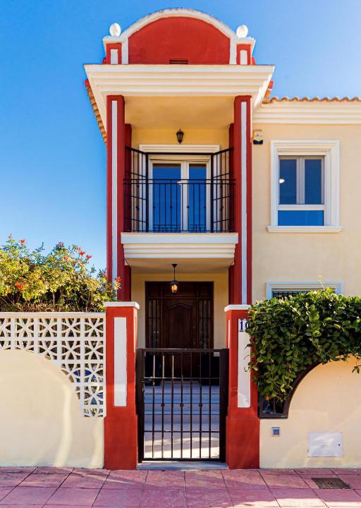 Dehesa de Campoamor House | House in a pine park near the sea