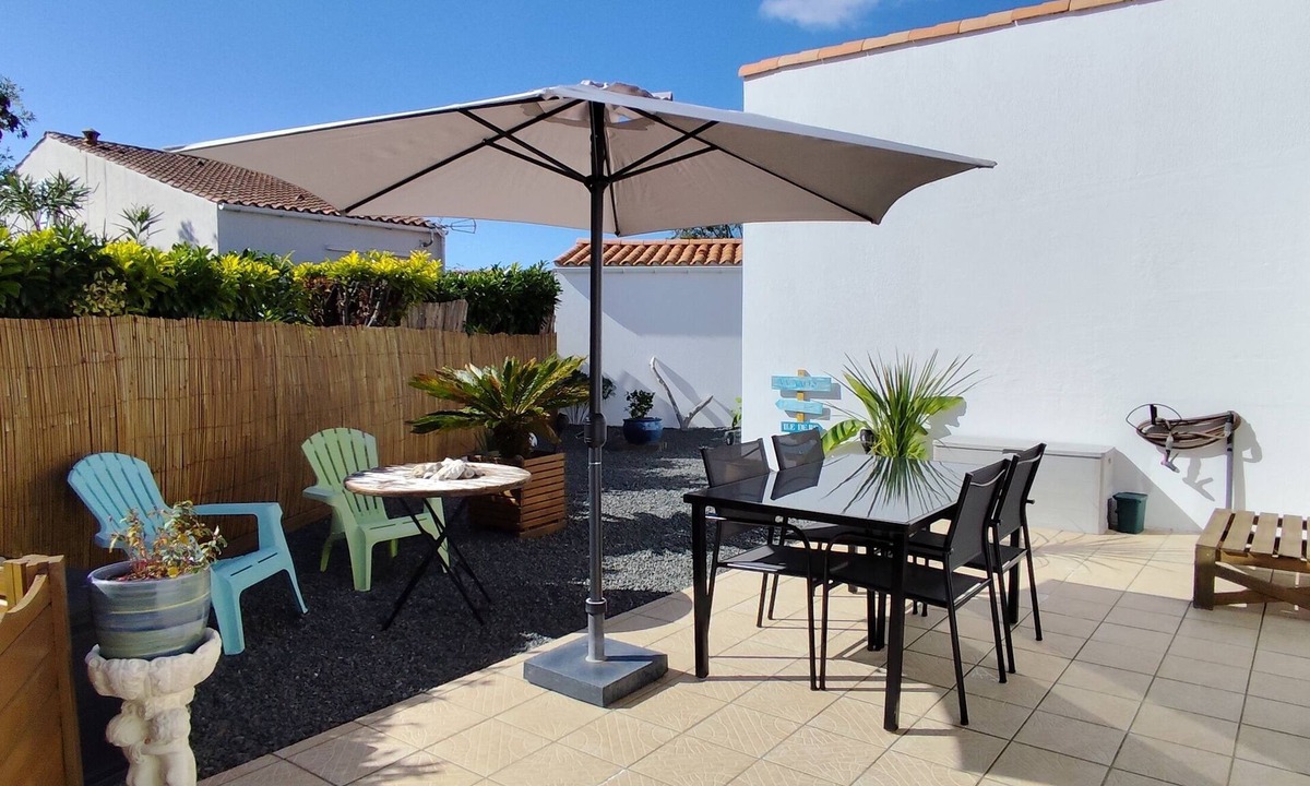La Jarne House | House in gated community with shared pool