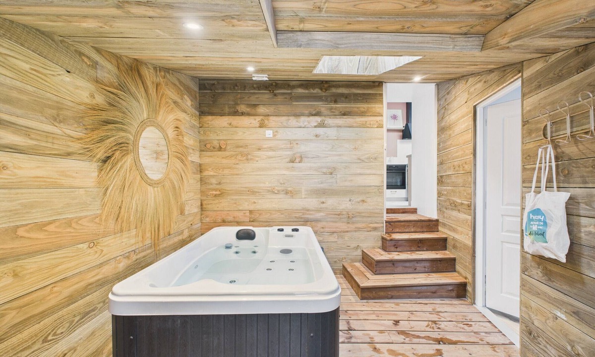 Pornic Ski Chalet | House in Pornic for 4 with jacuzzi and terrace