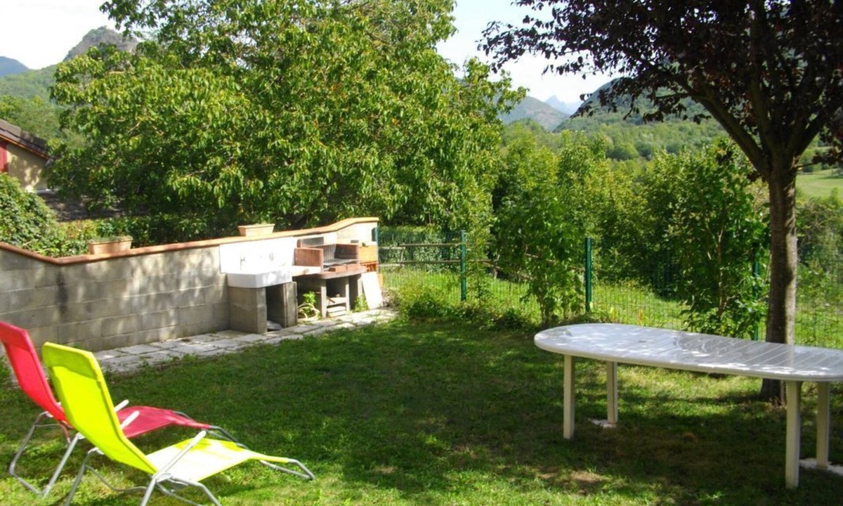 Vebre House | House in small mountain village by the river
