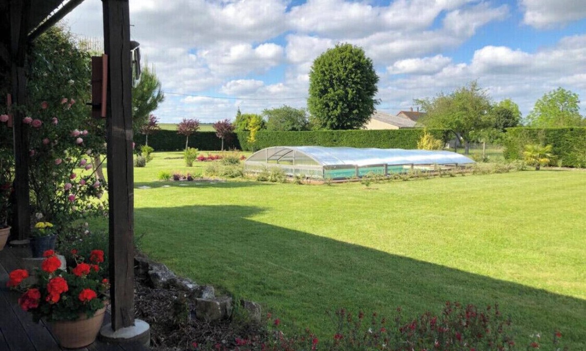 La Tour-Saint-Gelin House | House in the country