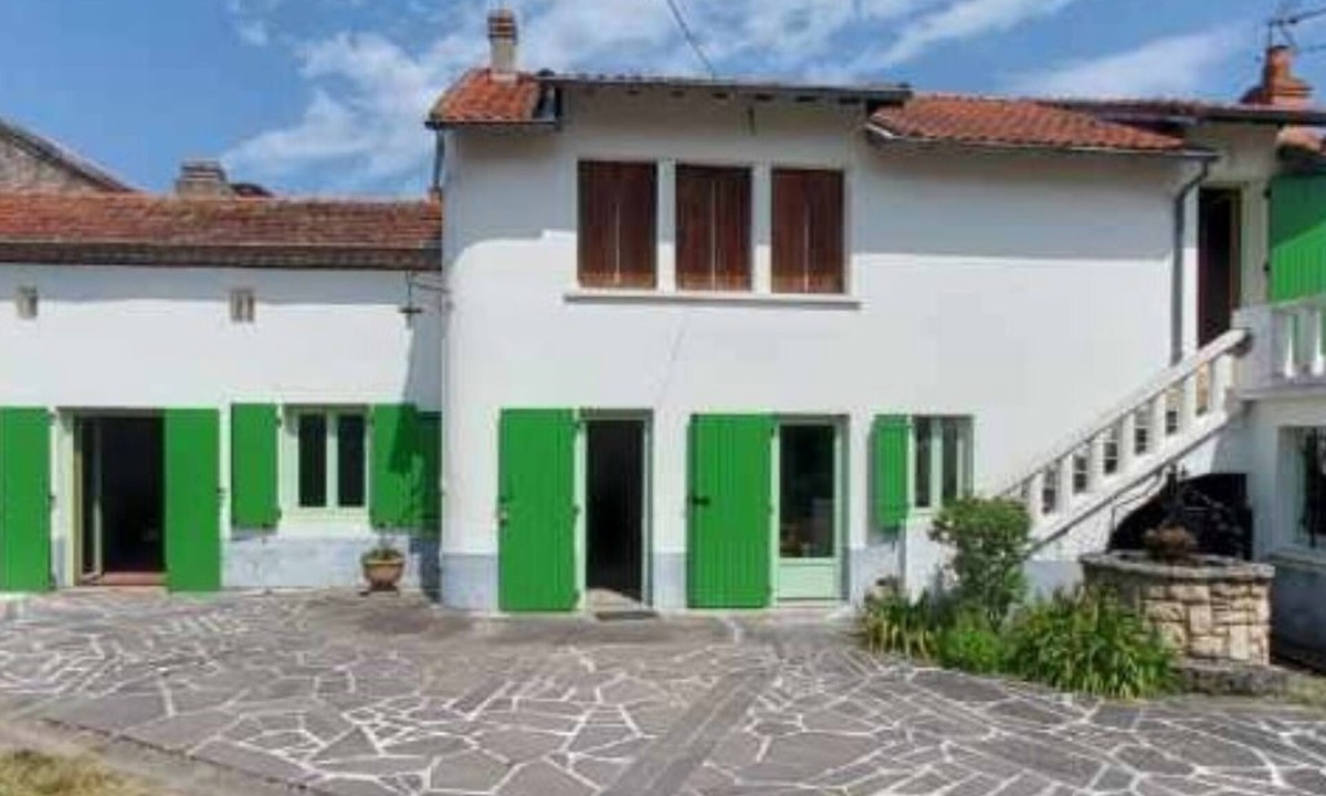 Aubiat House | House in the country