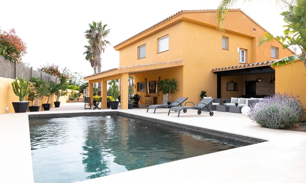 Deltebre Ski Chalet | HOUSE IN THE EBRO DELTA, WITH WIFI, HEATED POOL, PARKING AND BARBECUE.