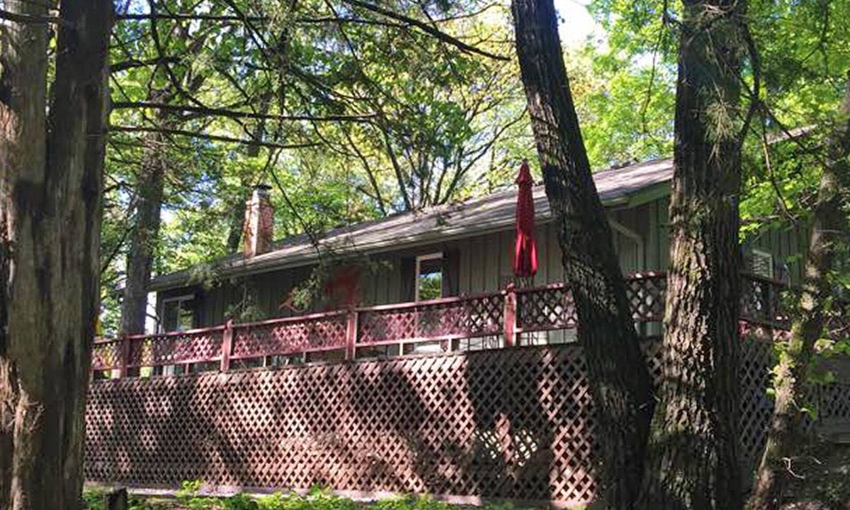 Cassville House | House in the trees/woods