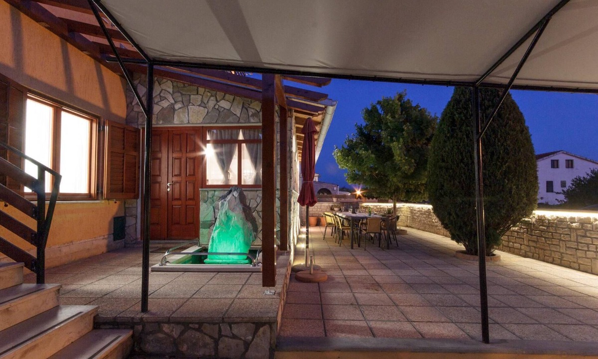 Pomer House | House in Vinkuran with Pool and Mountain View
