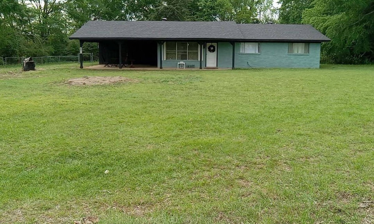 Gladewater House | House is 1 blk from Rodeo and 1.5m from lake Gladewater, Pet friendly