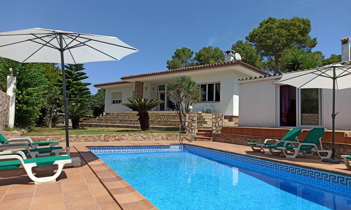 L'Escala Ski Chalet | House Llierca - air conditioning, private pool, barbecue, garden, wifi, parking.