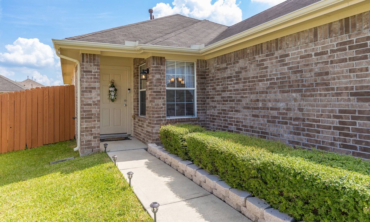FM 1960 House | House Near IAH Airport - 3BD, 2Bath w/Parking