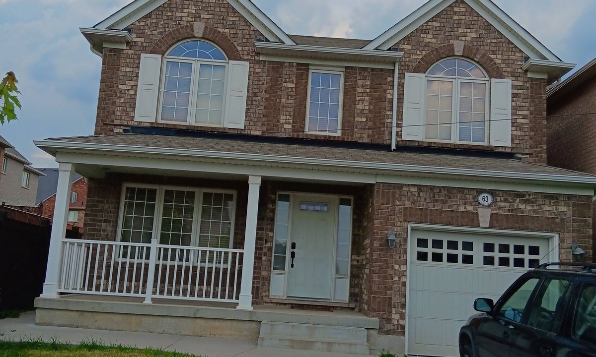 Brampton House | House - Near Toronto Pearson Airport