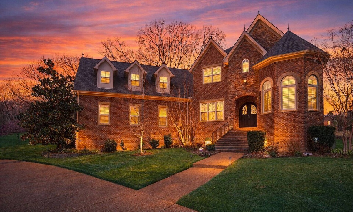 Bellevue House | House of Dragons-Backyard-Mins to Loveless Cafe