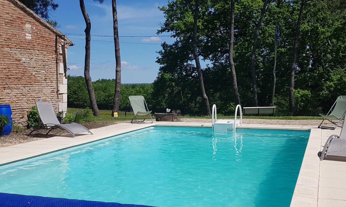 Montpon-Menesterol Cottage | House on 8 hectares, hiking, shared pool