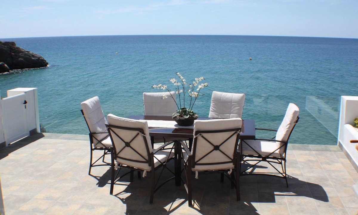 Cap de Salou House | HOUSE ON A CLIFF, BEACH AT 30 M, SATELLITE TV, WIFI, PARKING AND SWIMMING POOL
