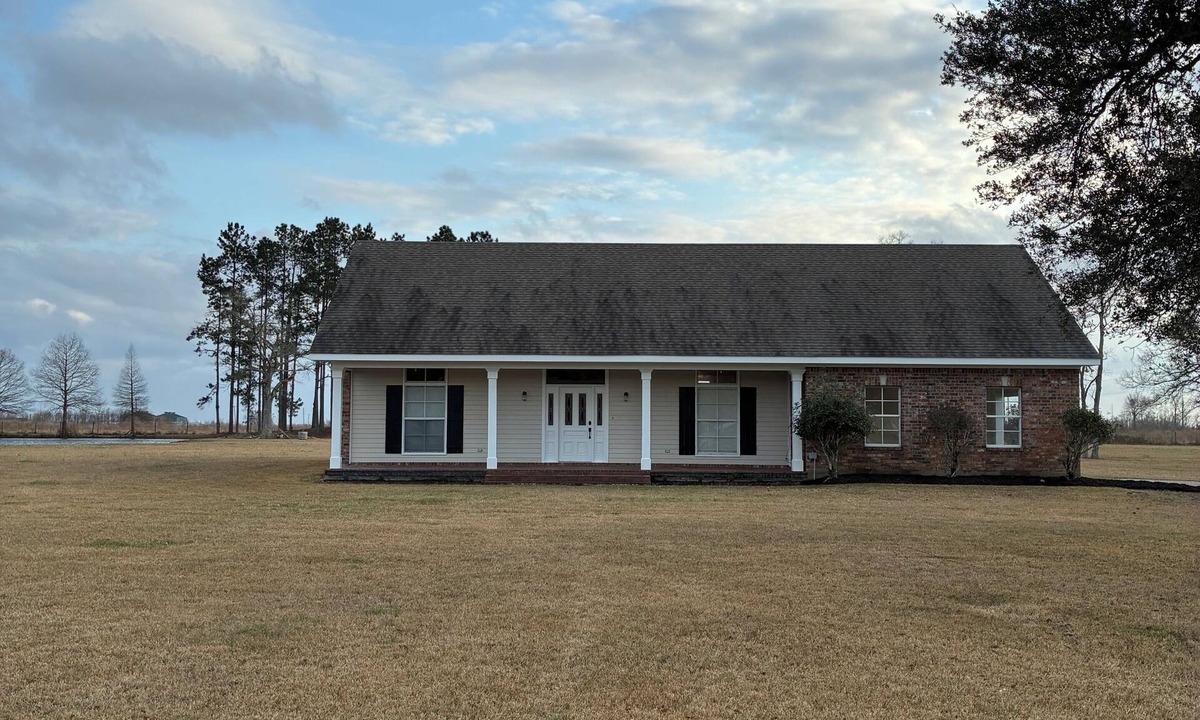 Ragley House | House on Driftwood Hill. 2B/2B on 10 acres with pond.