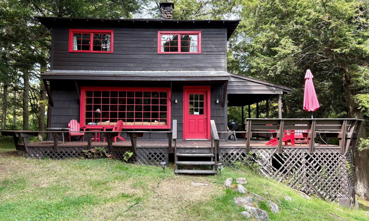 Blue Mountain Lake House | House on Private Meadow with Mountain View