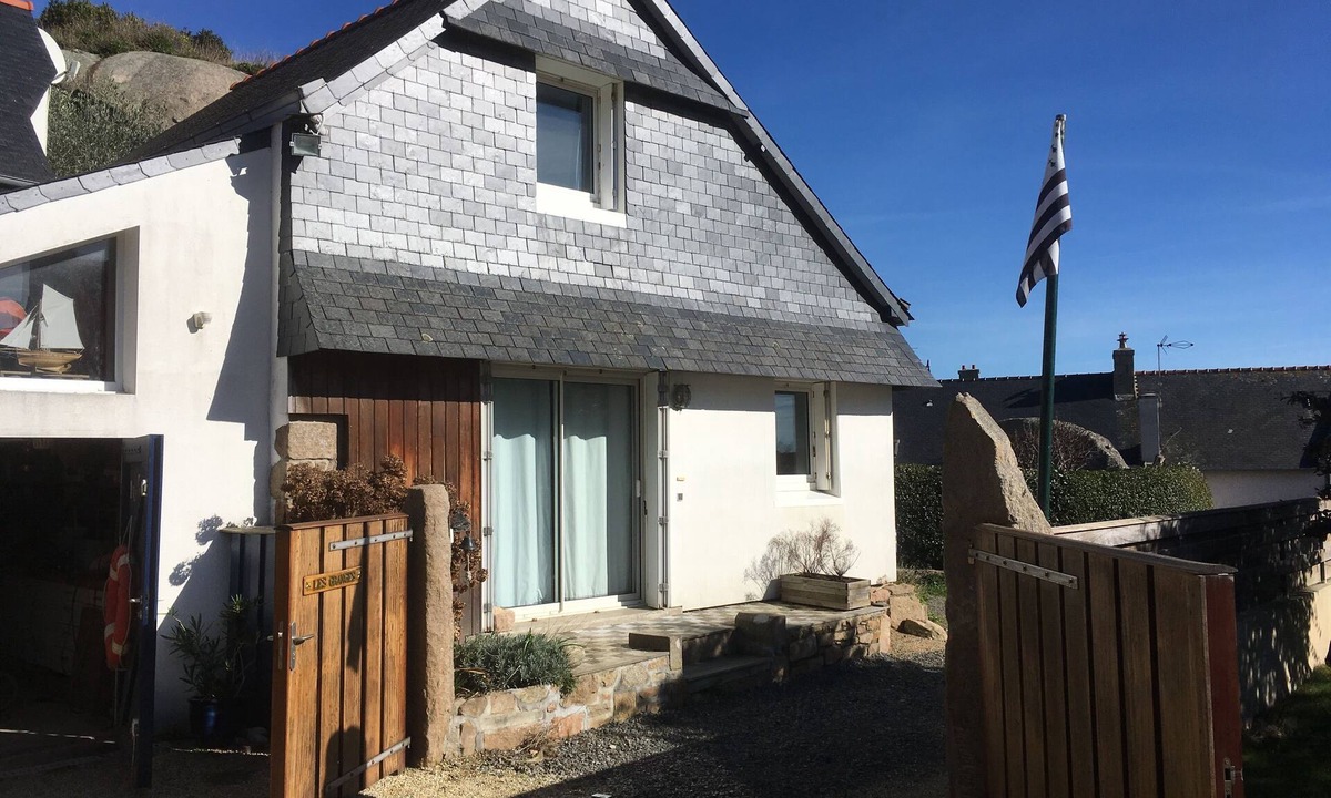 Tregastel House | House on the coast of Granit Rose in the center of Trégastel very calm beach