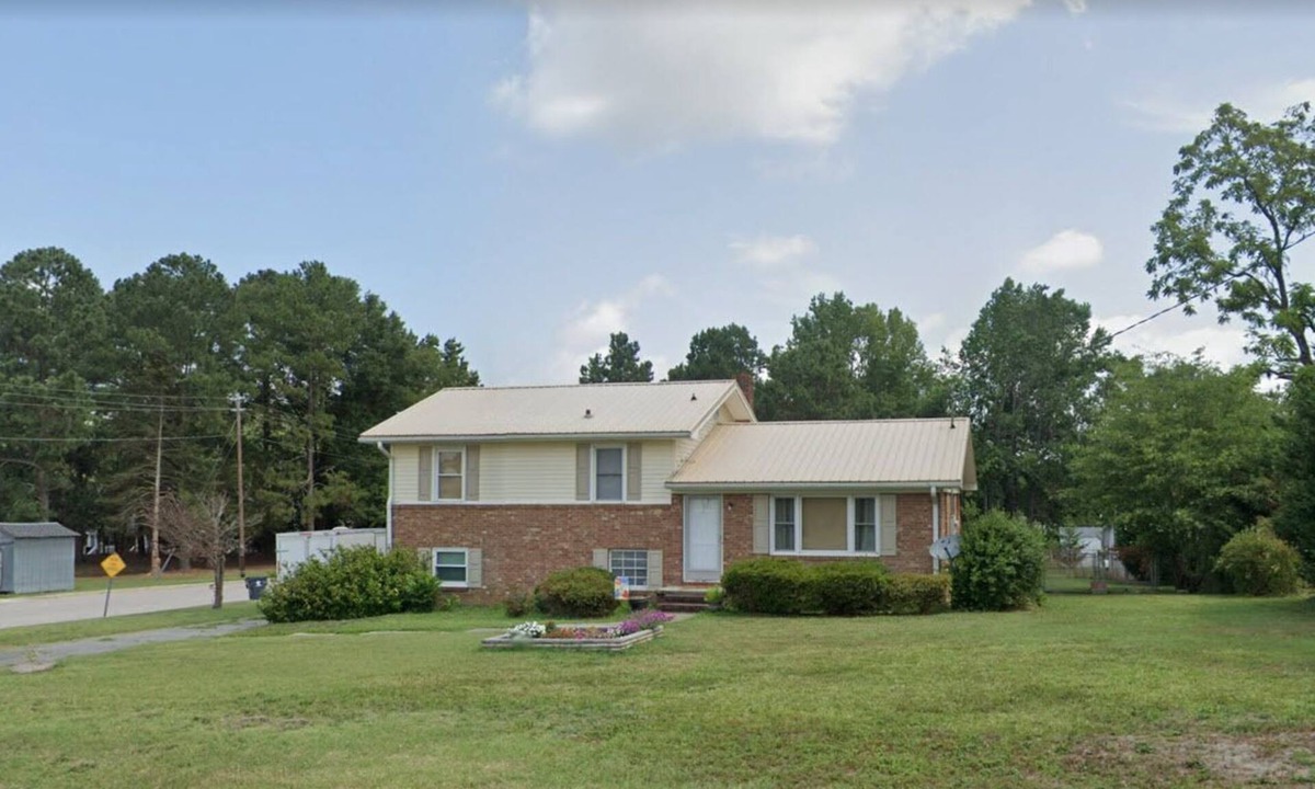 Zebulon House | House on the Hill - 5 Beds, 2 Baths Near Downtown Zebulon