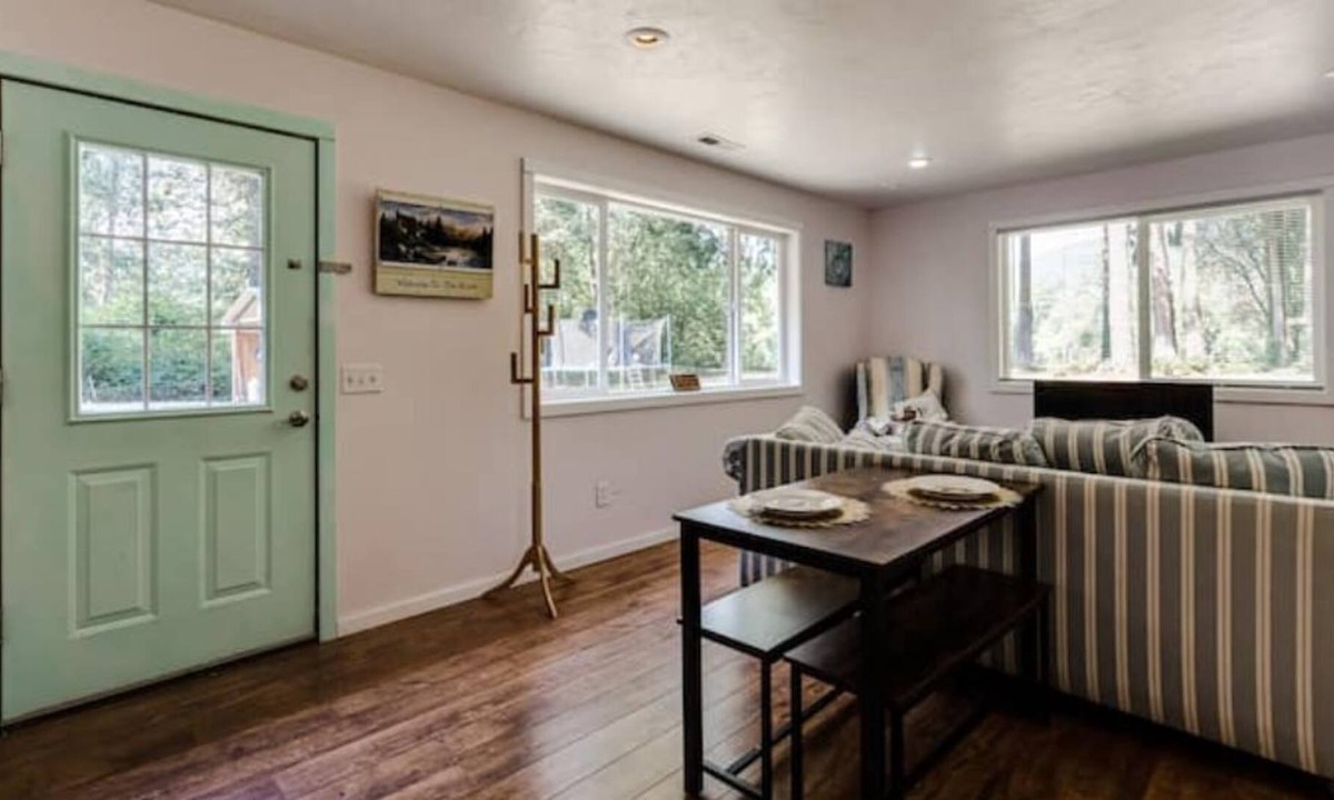 Leaburg House | House on the River. It doesn't get any better